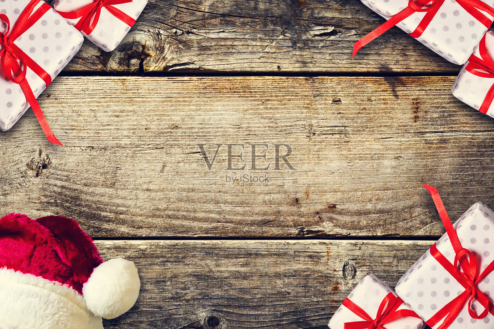 以木制背景为背景的圣诞礼物。副本的空间。新年,圣诞背景。照片摄影图片