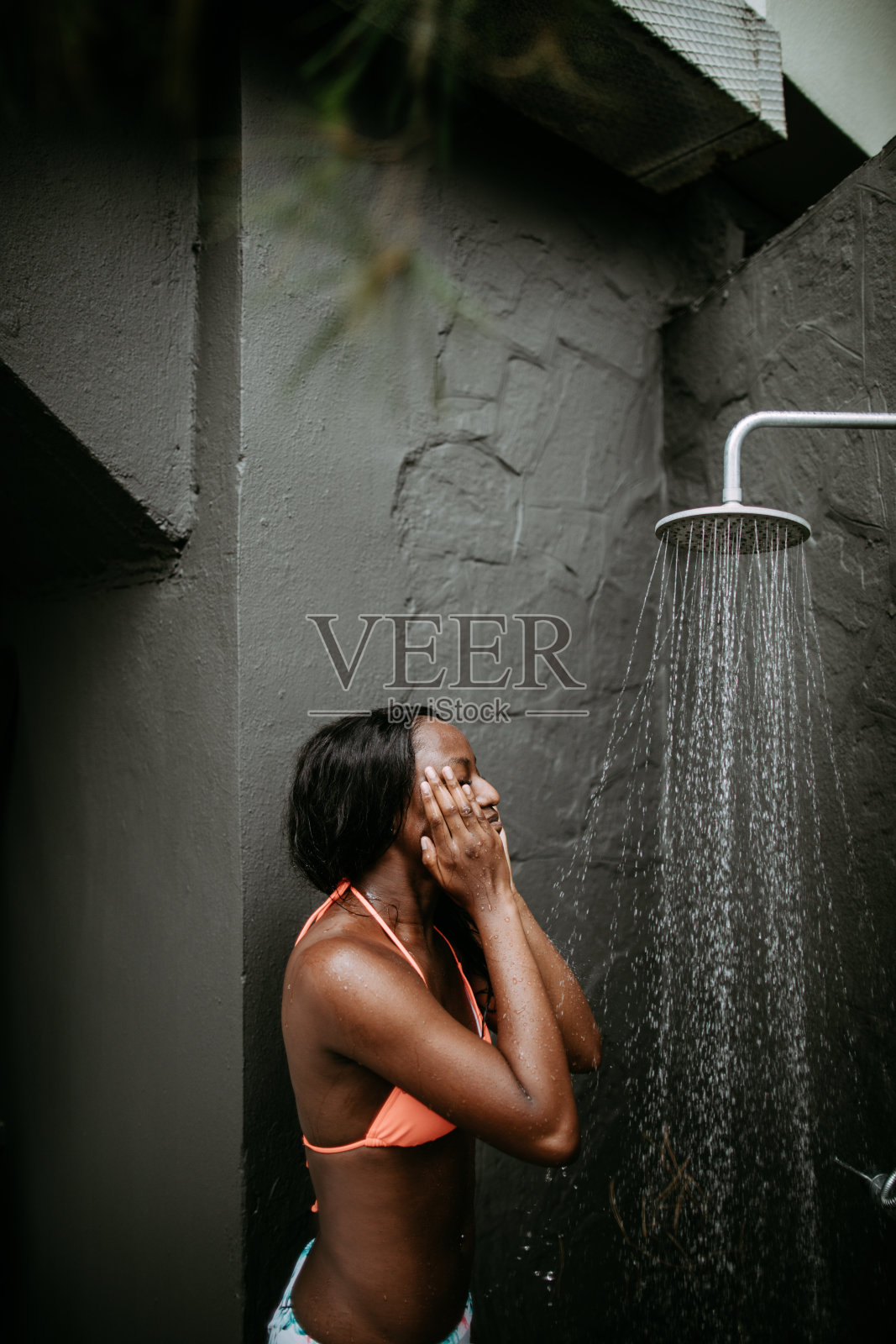 海滩后的户外淋浴照片摄影图片