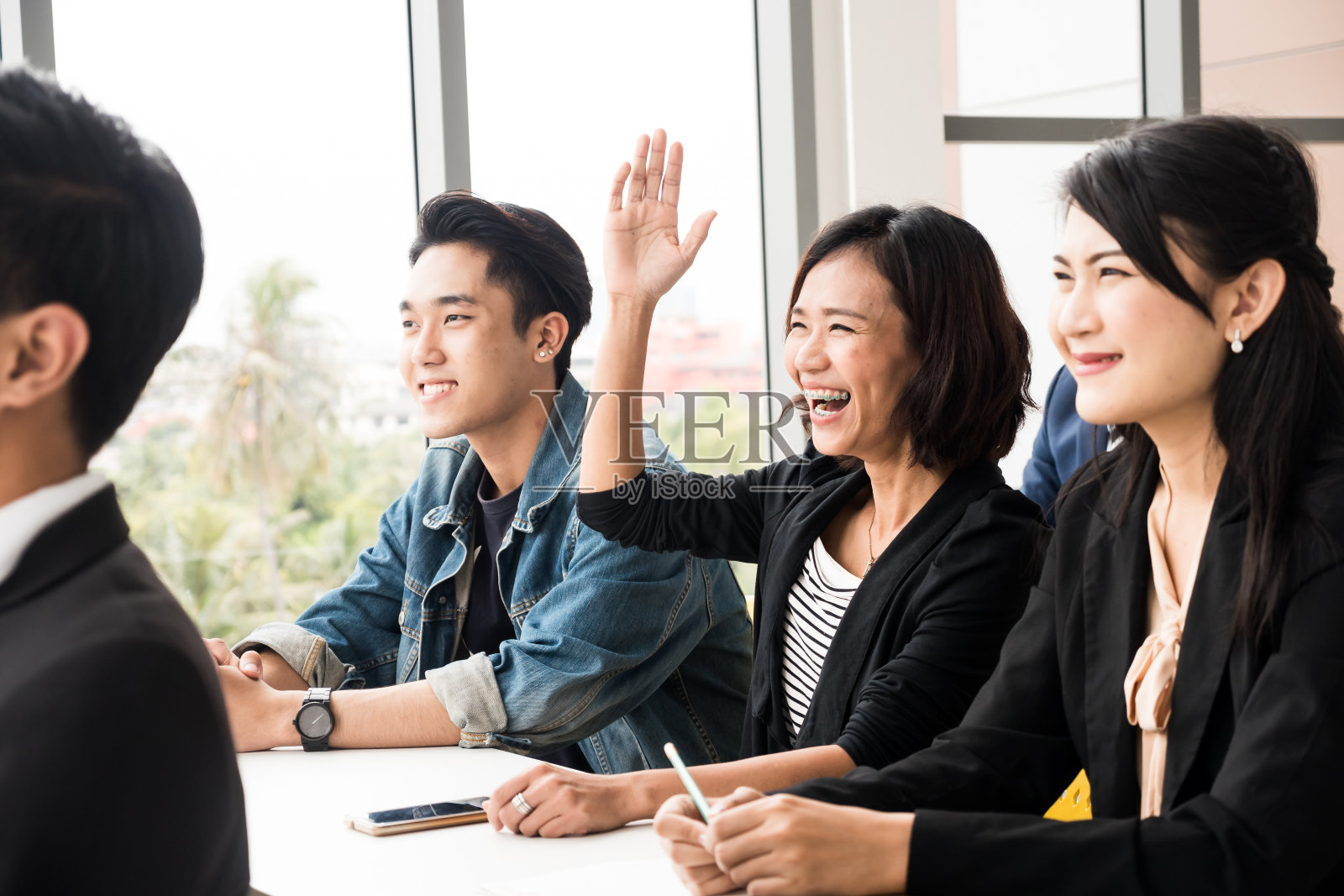 亚洲的官员们在办公室里一起训练的时候感觉很开心。照片摄影图片