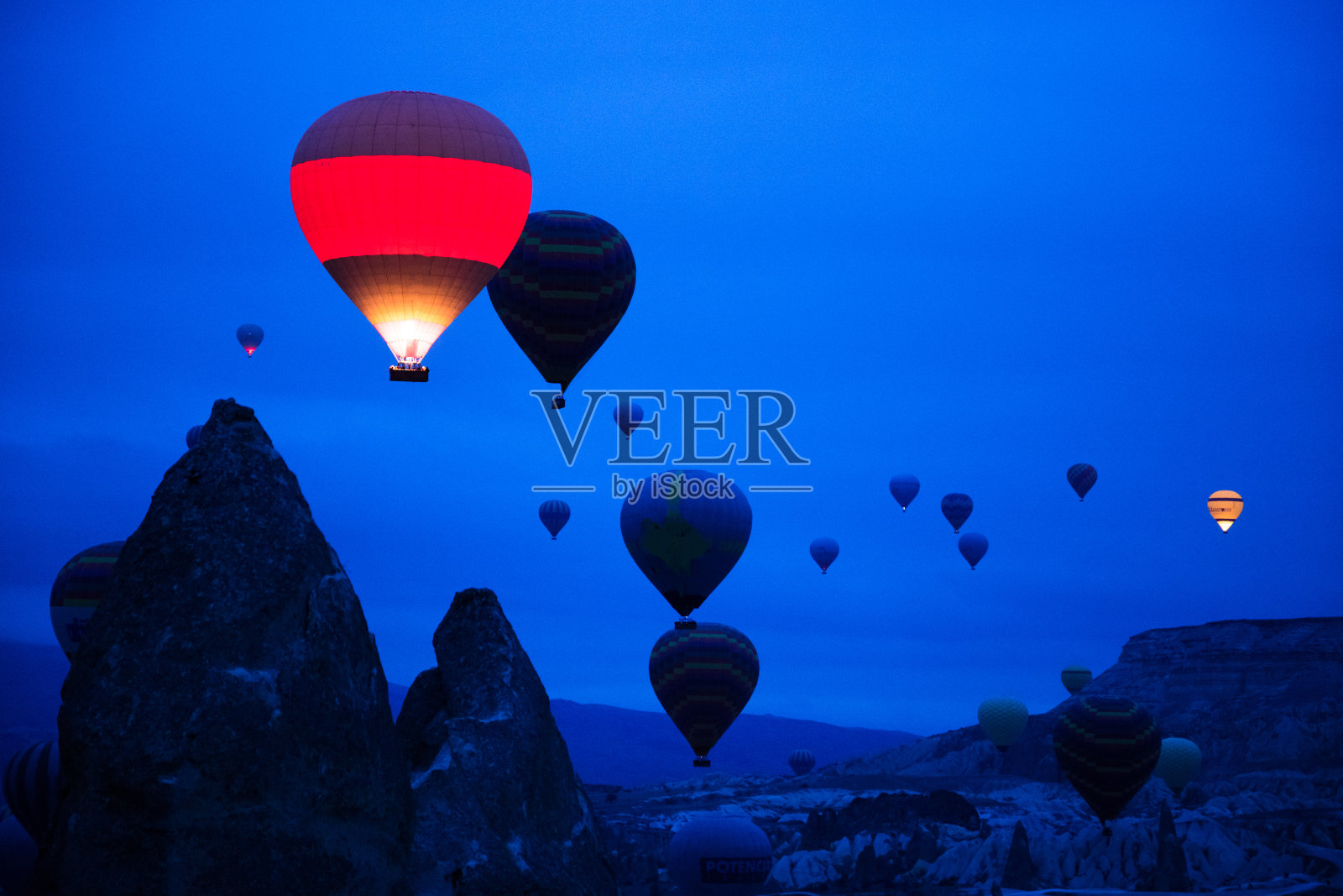 气球早上在卡帕多西亚起飞照片摄影图片