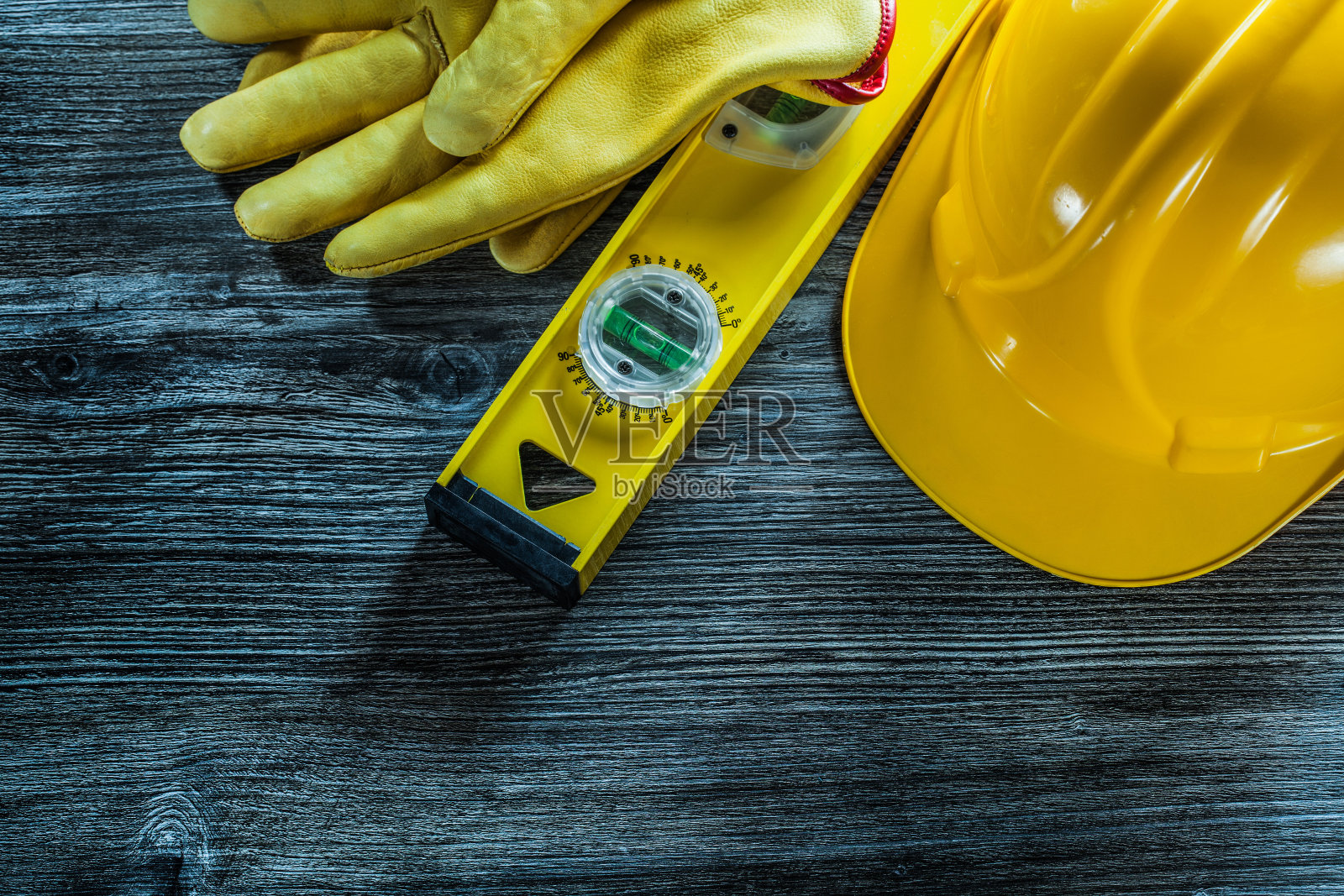 施工级安全帽手套放在木板上照片摄影图片