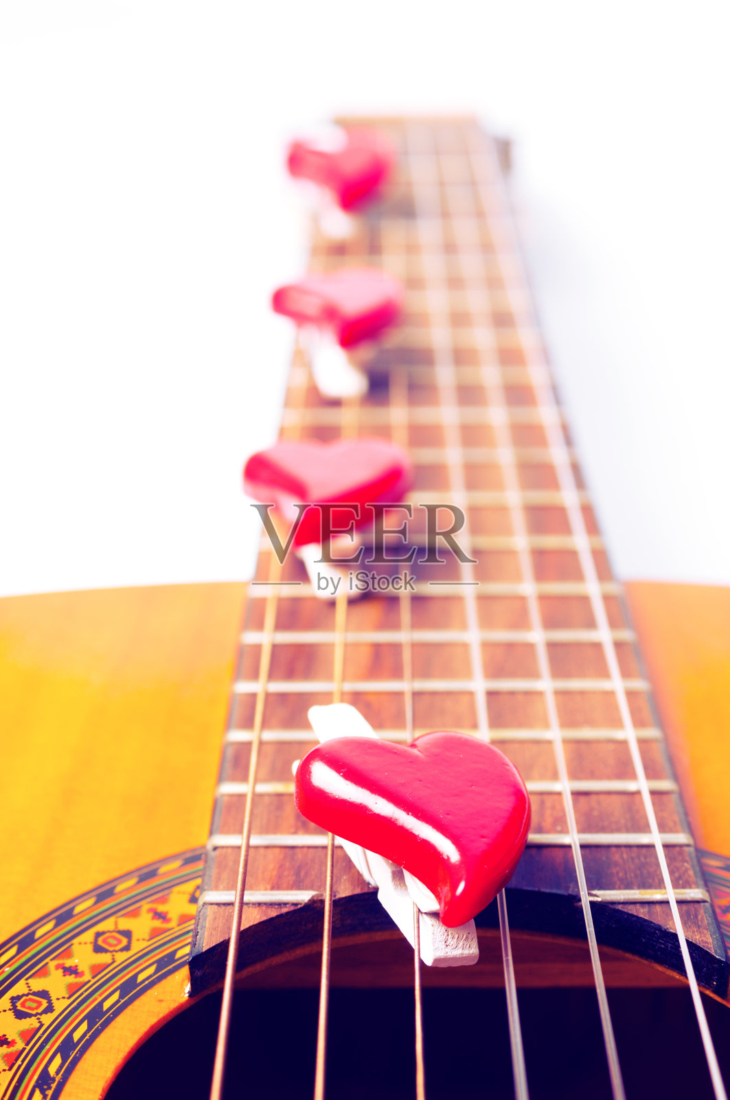 原声吉他弦上的红心照片摄影图片