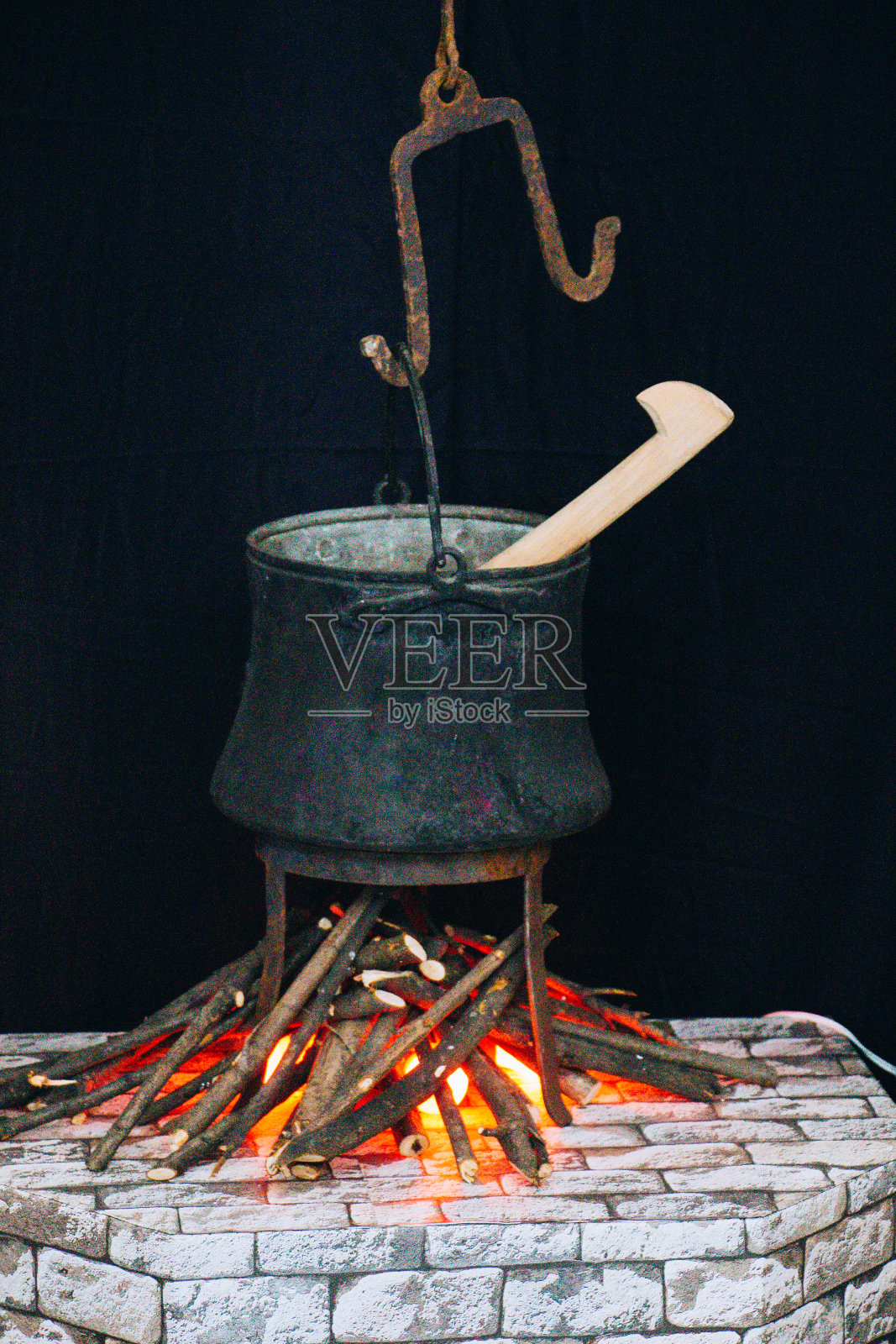 复古风格的旧金属锅烹饪照片摄影图片