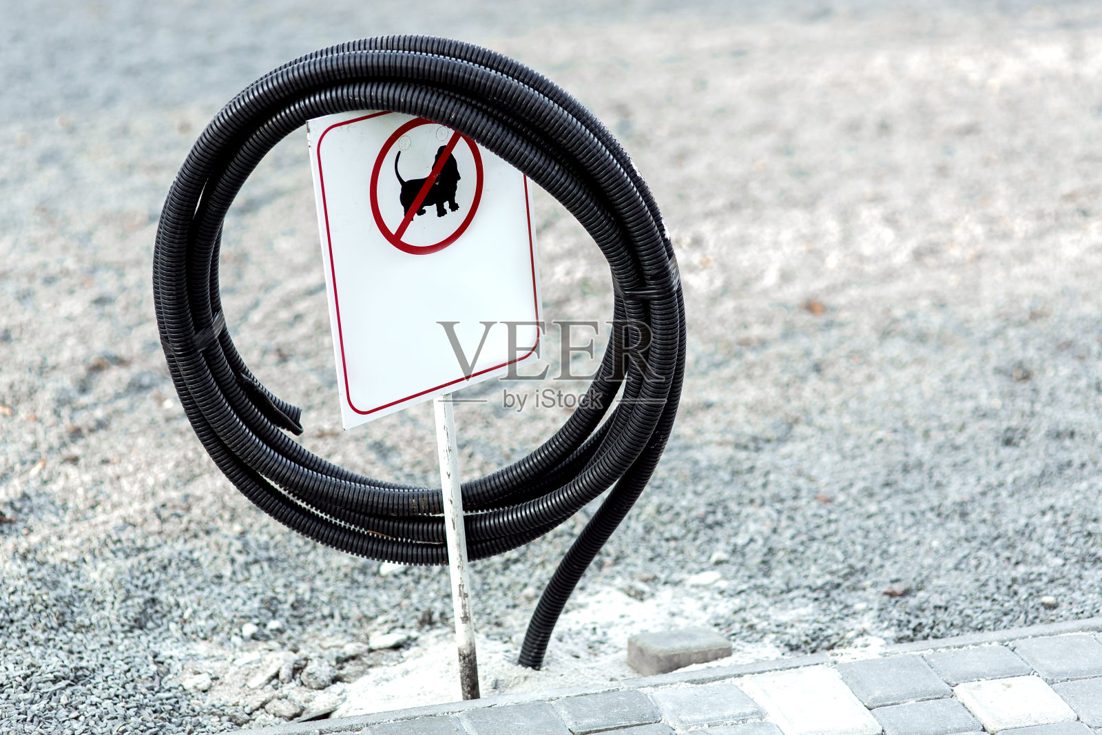 电缆在pvc保护管中。照片摄影图片