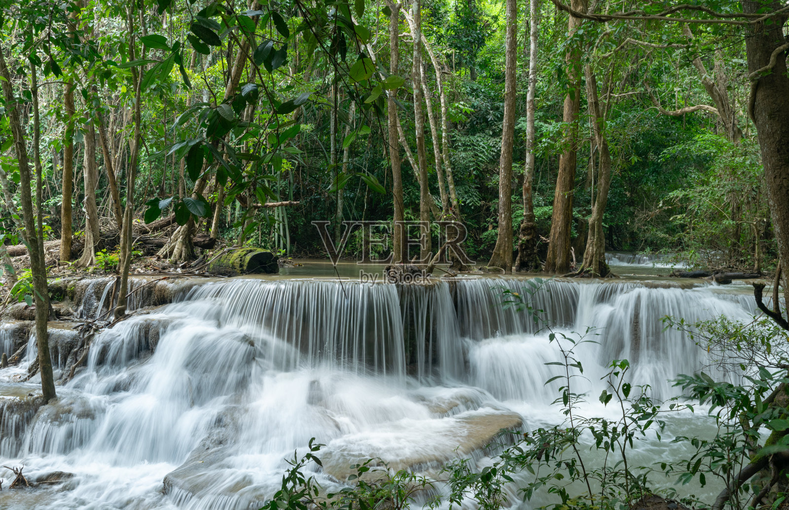 热带森林中的瀑布,泰国的怀美卡明瀑布照片摄影图片