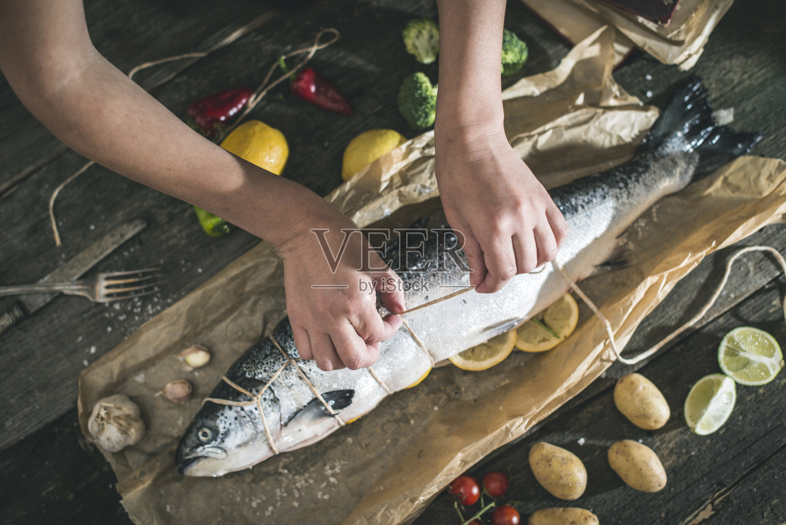 把绳子系在萨蒙鱼身上照片摄影图片