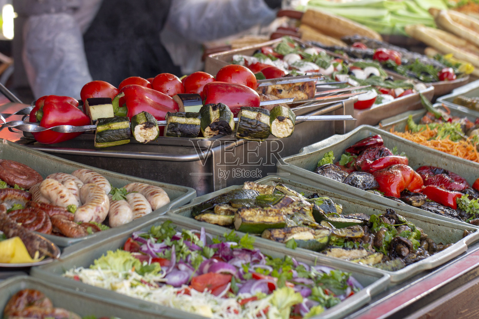 B-B-Q。素食的街头食品。蔬菜和水果在明火上烹饪照片摄影图片