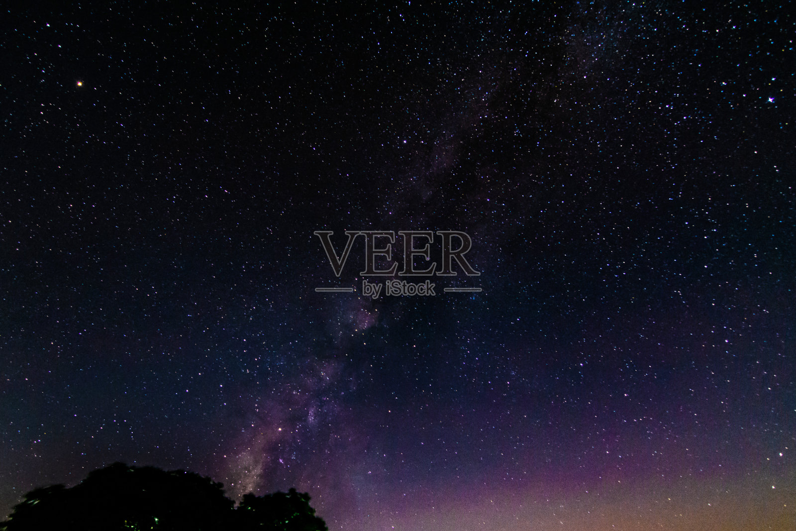 夜景与多彩的银河。照片摄影图片