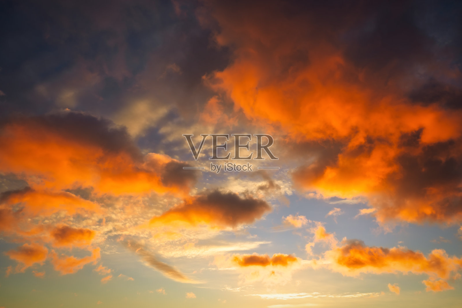 美丽多彩的日落在城市上空。自然成分照片摄影图片