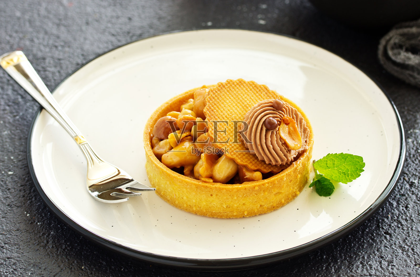 蛋挞配坚果和焦糖照片摄影图片