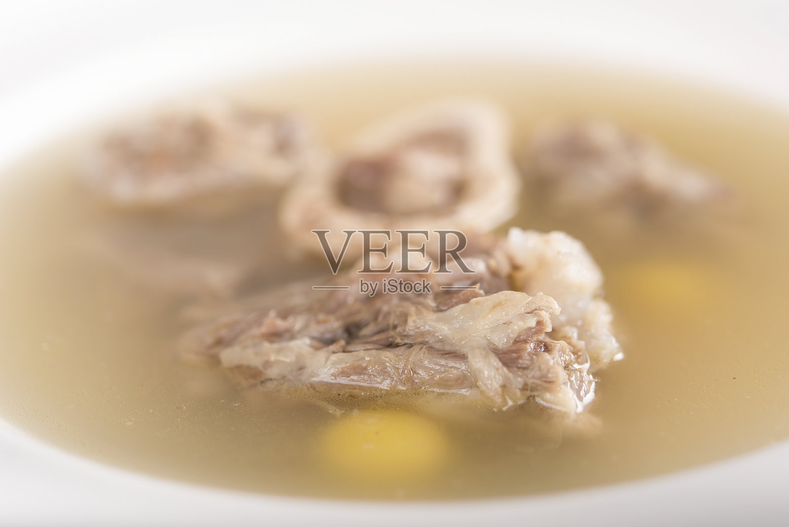 骨髓汤,盛于白碗中,淡背景,孤立照片摄影图片