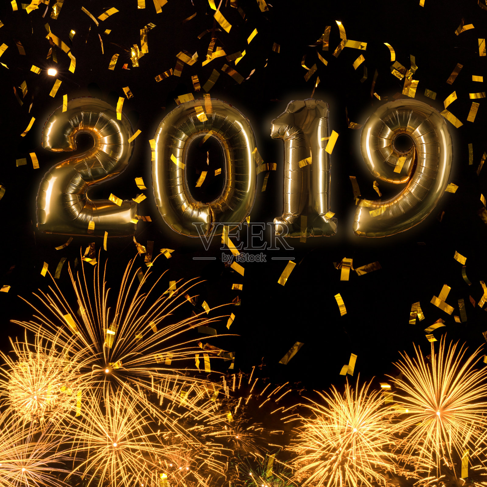 2019年新年贺卡快乐。烟花和纸屑。照片摄影图片