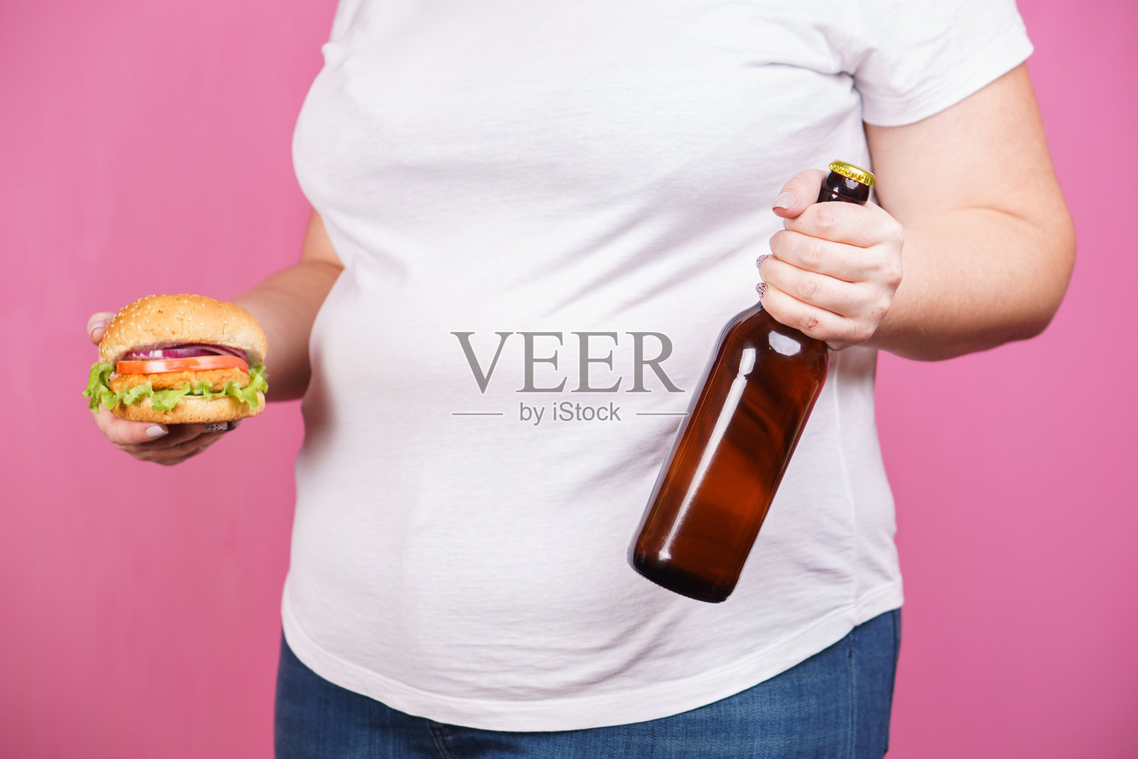 减肥,聚会。喝啤酒吃汉堡的胖女人照片摄影图片