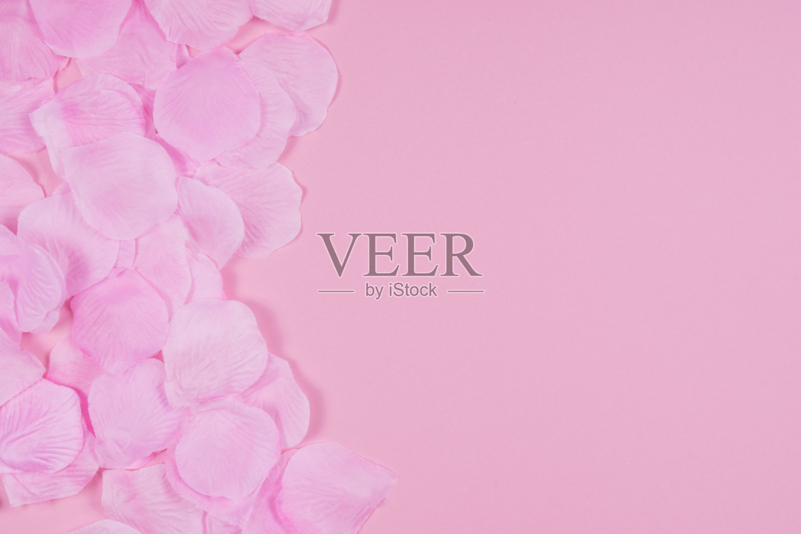 粉红色的玫瑰花瓣作背景。照片摄影图片