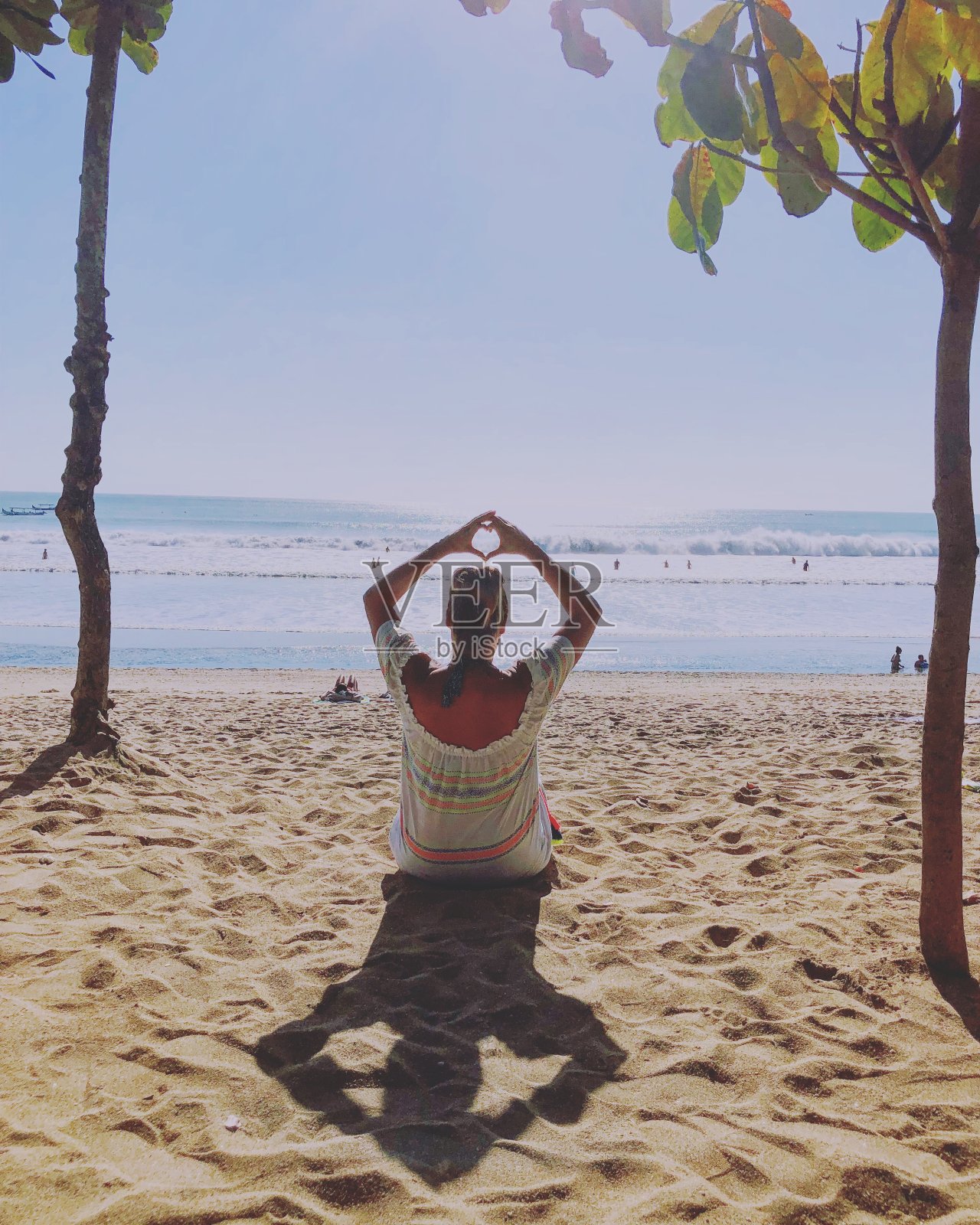 女人瑜伽姿势在热带海滩照片摄影图片