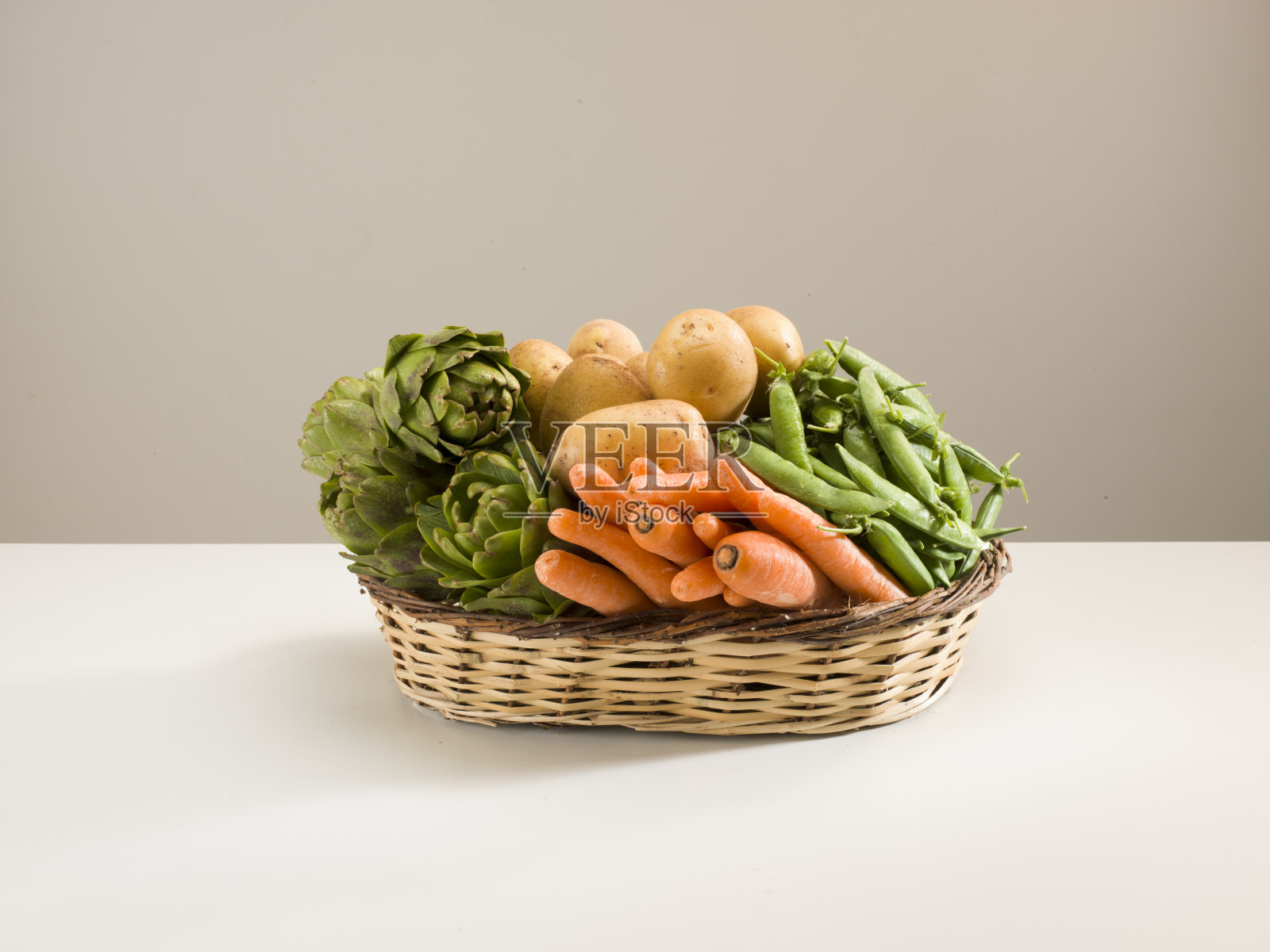 有机新鲜蔬菜柳条篮照片摄影图片