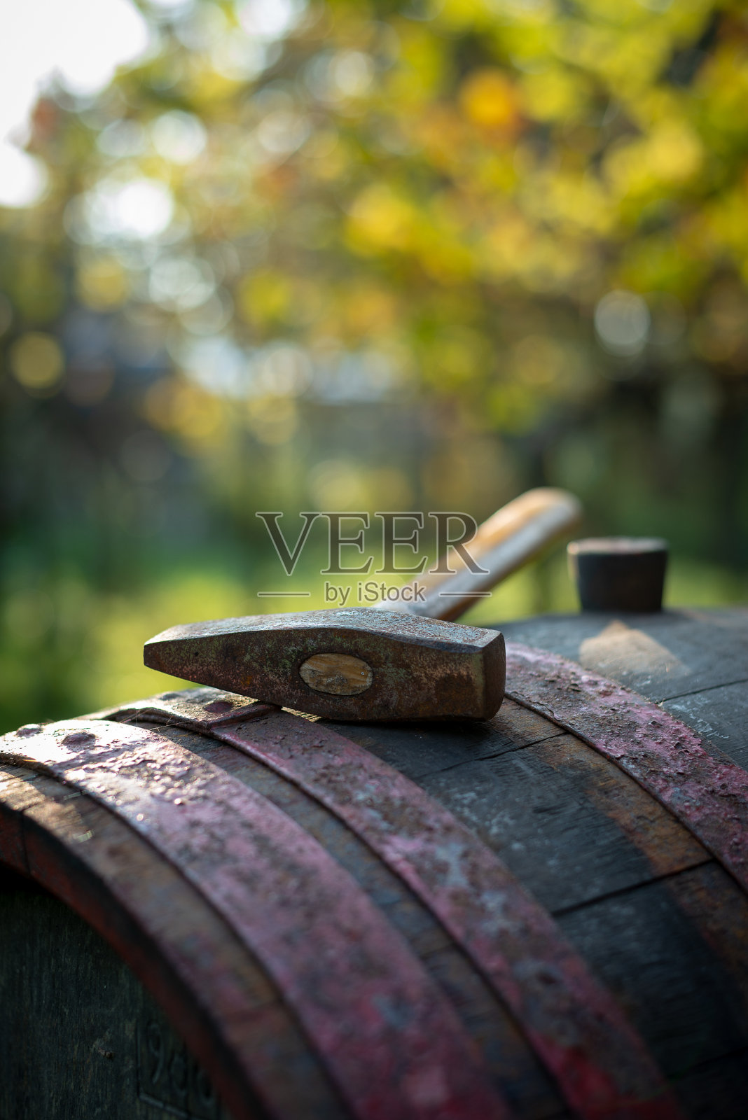 酒桶上的酿酒锤照片摄影图片