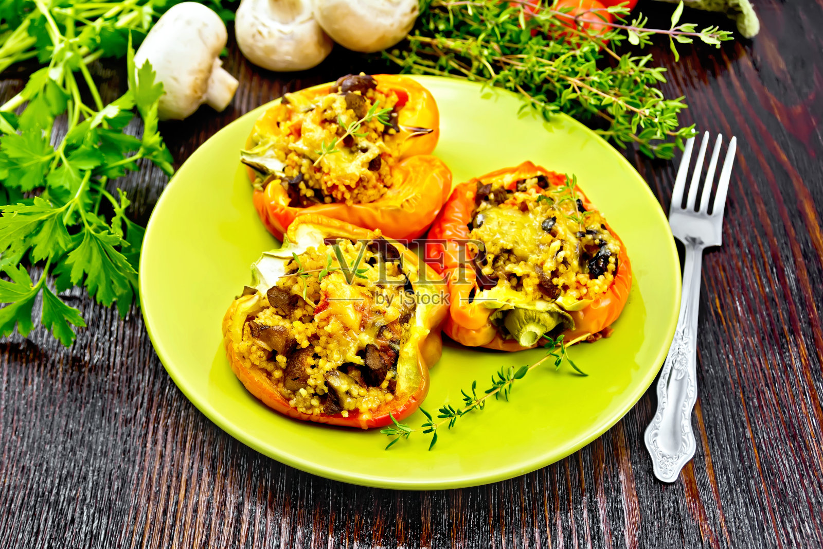 绿盘子里塞满了蘑菇和蒸粗麦粉照片摄影图片