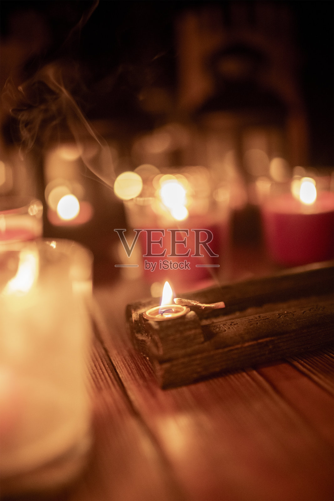 将蜡烛、灯笼和熏香混合在质朴的木头上照片摄影图片