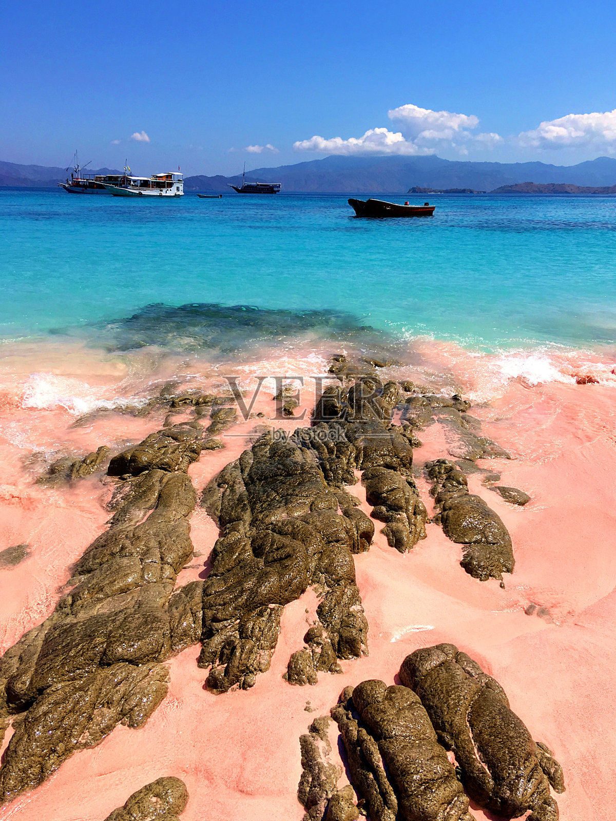 美丽的粉红色海滩和蓝色清澈的水来自科莫多岛(科莫多国家公园),纳闽巴霍,弗洛雷斯,印度尼西亚照片摄影图片