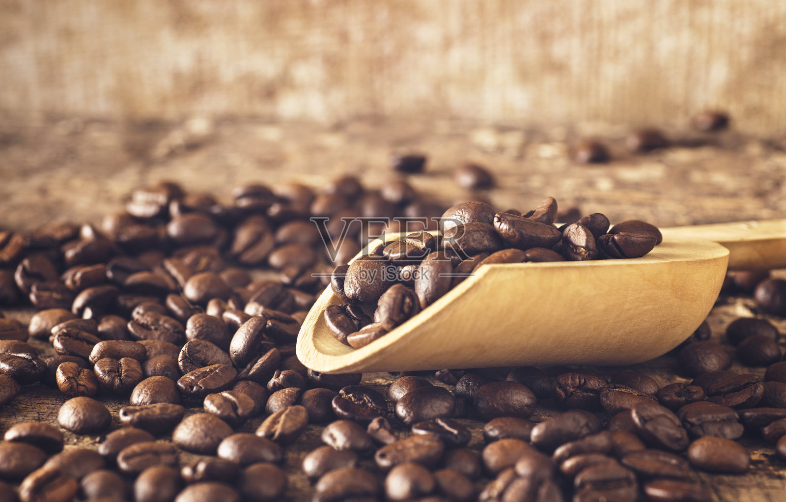 用木勺舀咖啡豆照片摄影图片