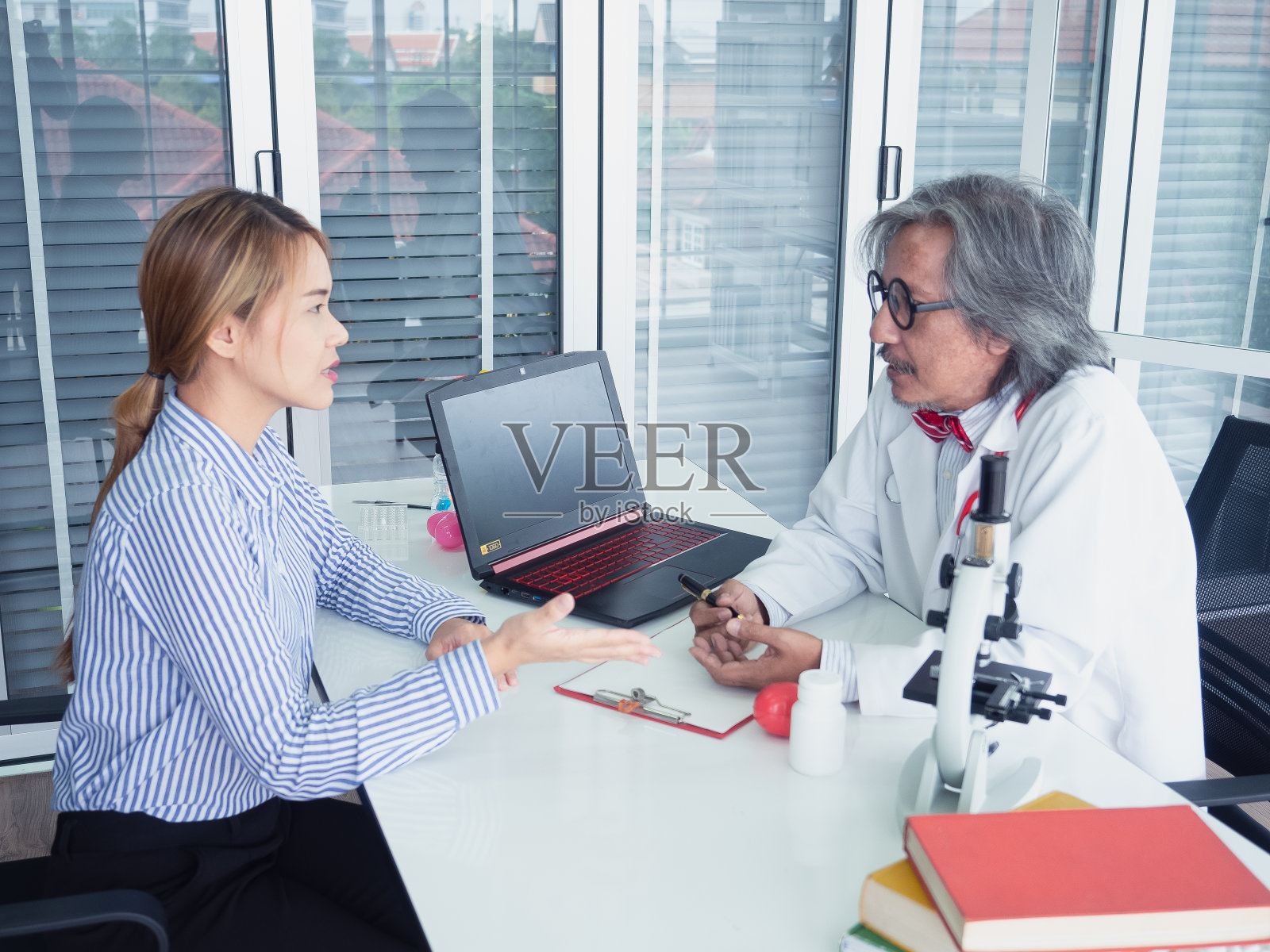 医生在医院里给病人会诊照片摄影图片