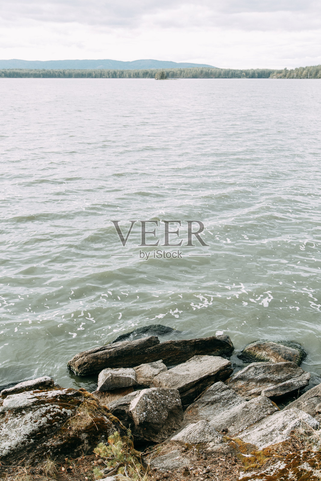 从高处俯瞰夏日的纯净自然。云和无尽的田野。俄罗斯的美丽和群山。照片摄影图片