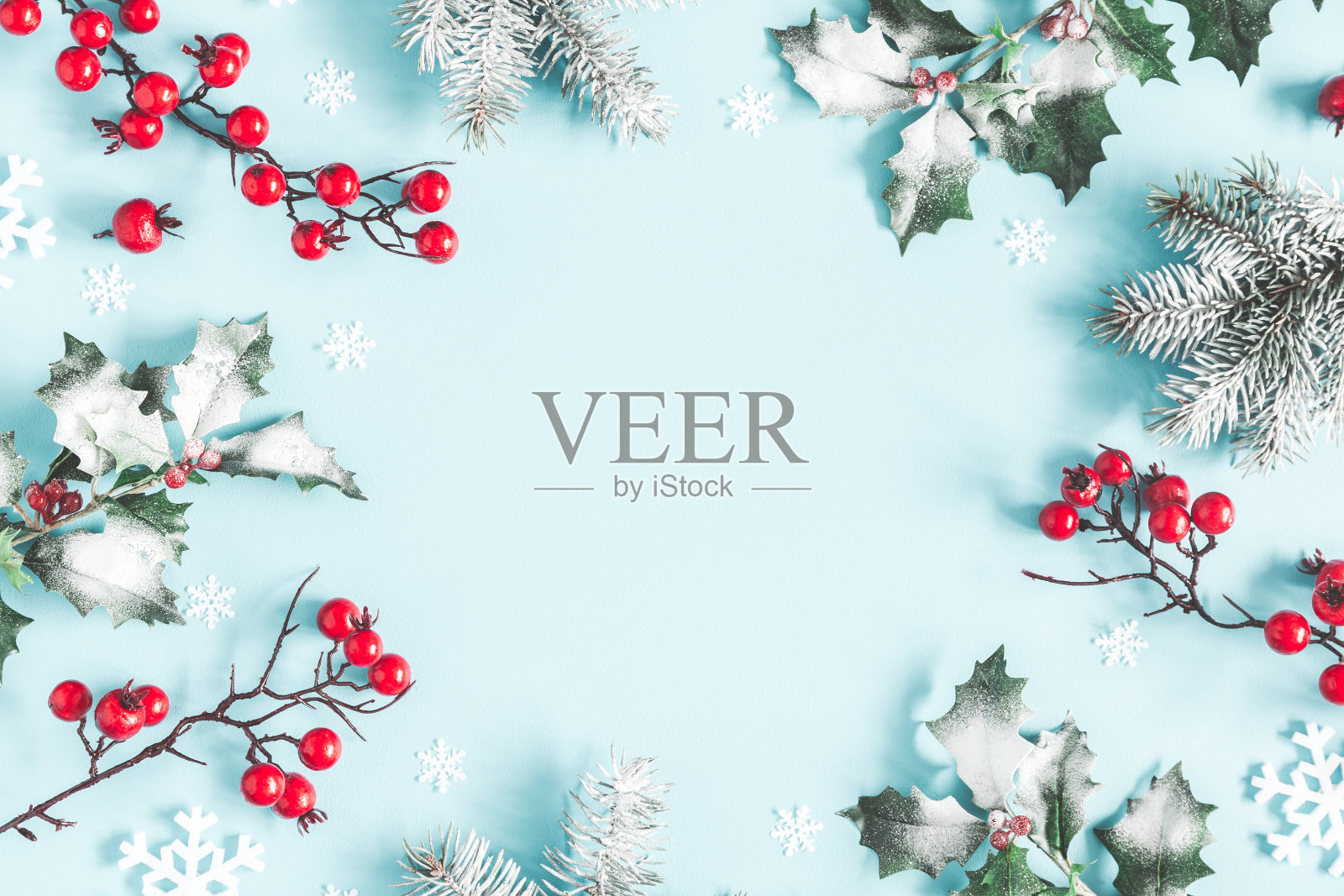 圣诞节或冬天的作文。框架由雪花,冷杉树枝和红色浆果在柔和的蓝色背景。圣诞节,冬天,新年的概念。平铺,俯视图,拷贝空间照片摄影图片