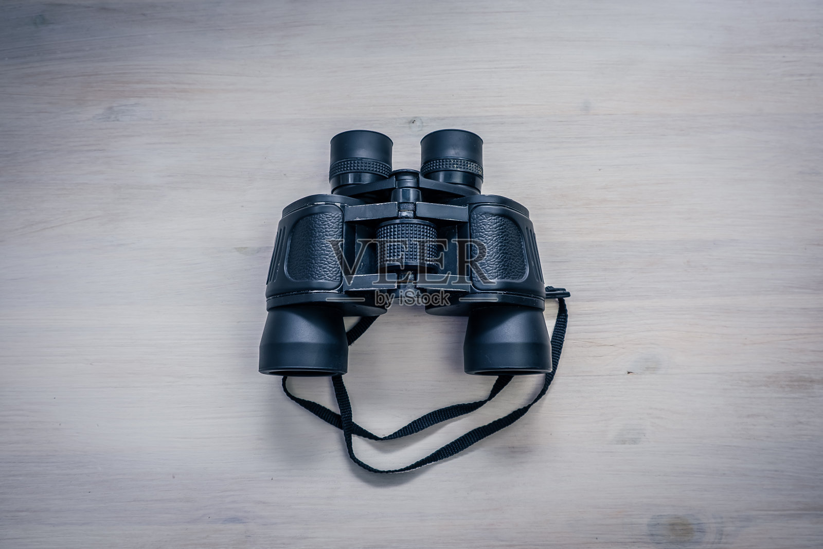 桌子上有双筒望远镜照片摄影图片