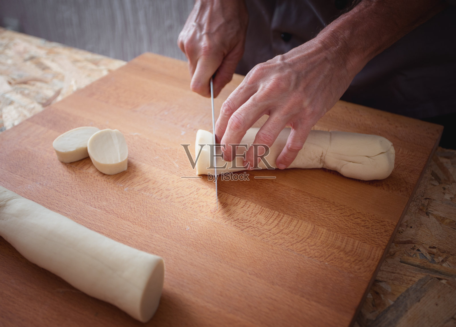 中国饺子的制作工艺,将面团切成片照片摄影图片