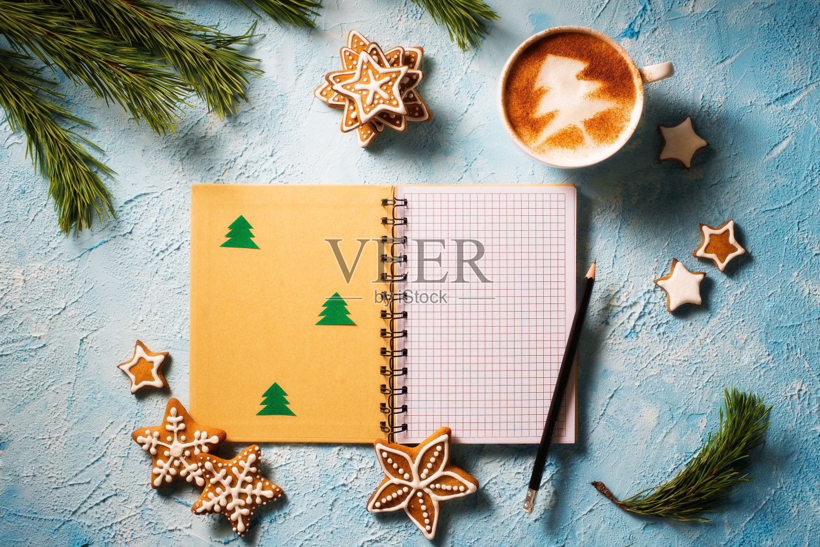 圣诞节的概念。胡椒味,一杯咖啡,还有星星姜饼。照片摄影图片