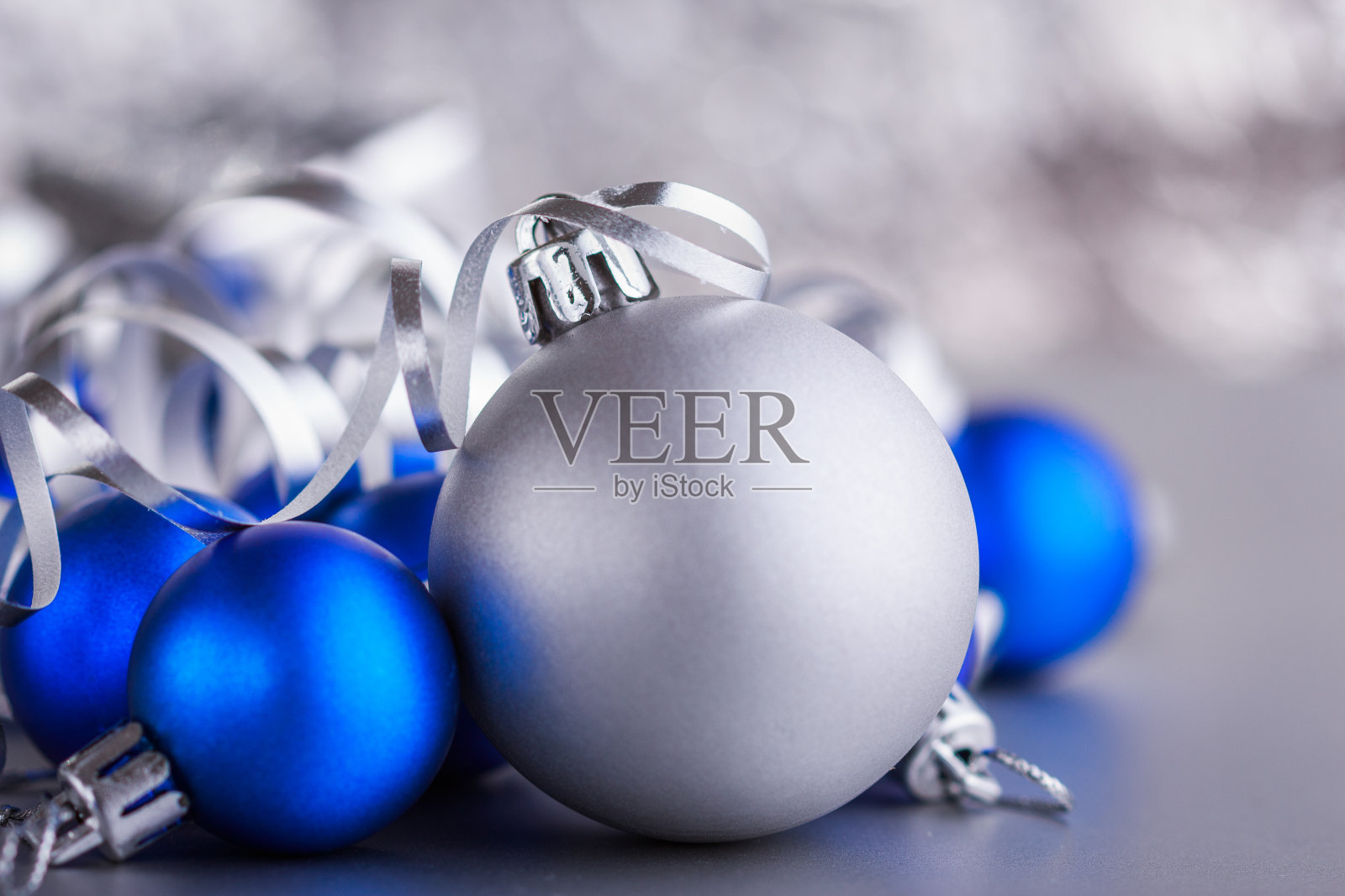 圣诞合成的圣诞树玩具在一个模糊的银色背景照片摄影图片