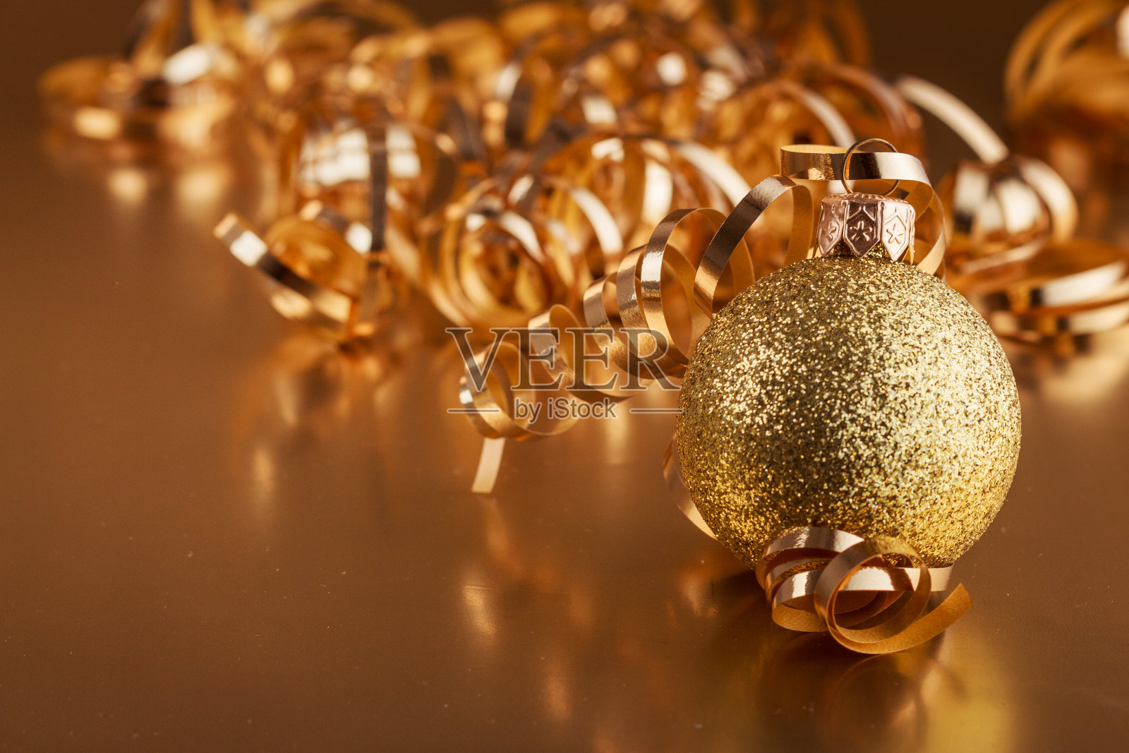 圣诞合成的圣诞树玩具在一个模糊的金色背景照片摄影图片