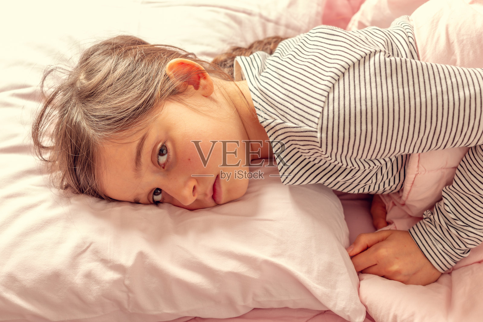 小女孩在床上睡觉照片摄影图片