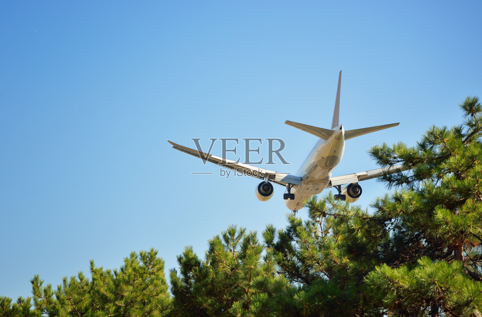 蓝天下的飞机照片摄影图片