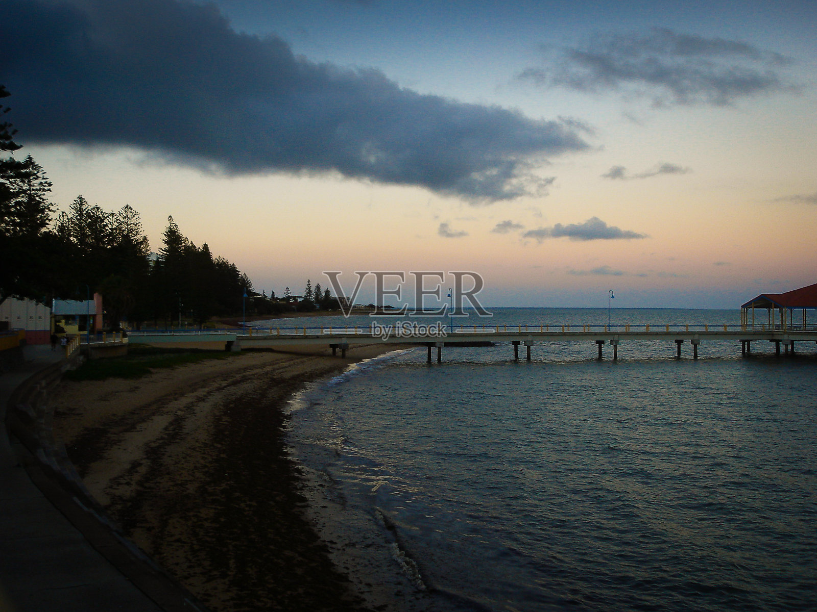 日落时分的海岸和码头照片摄影图片