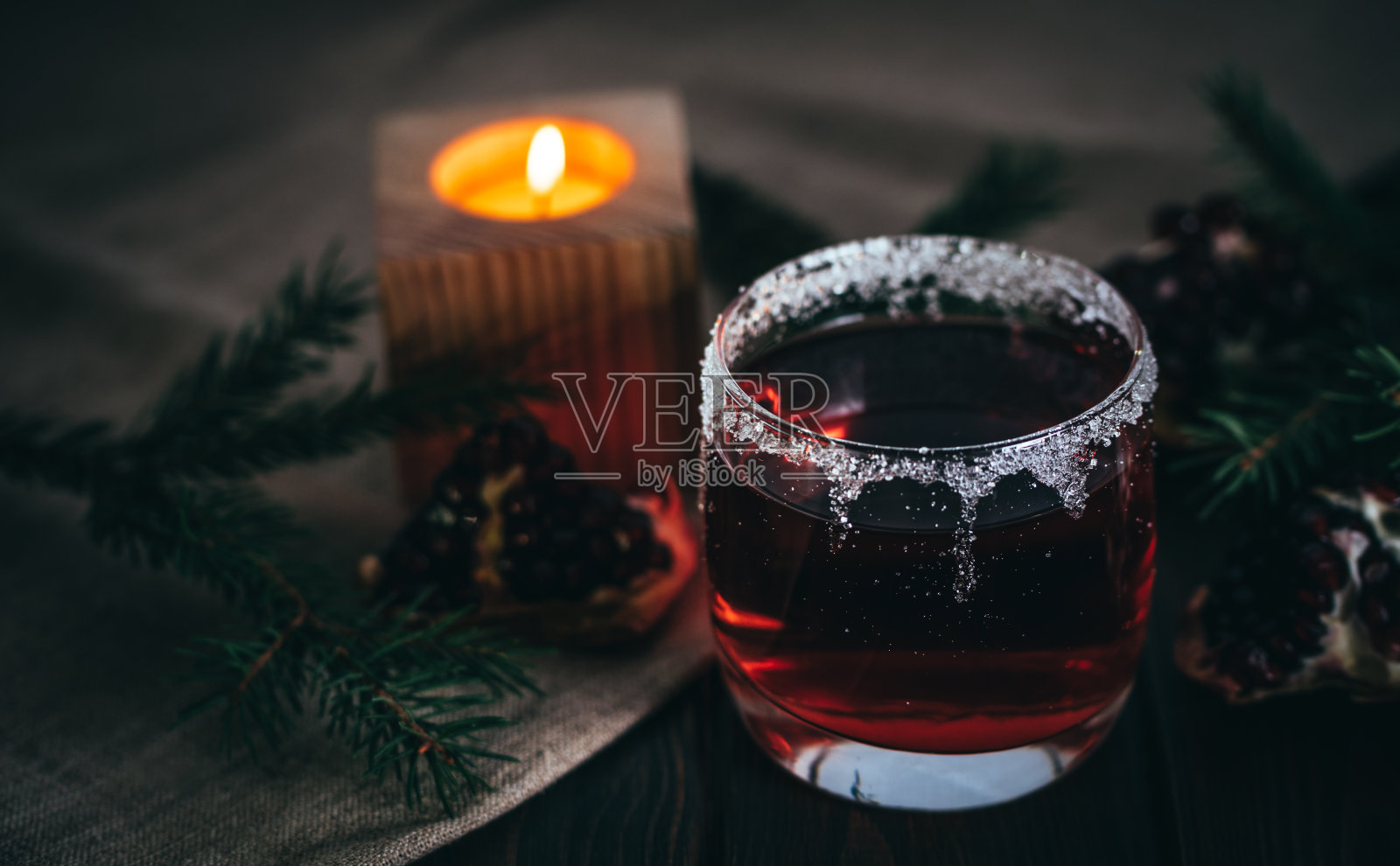 热红酒和燃烧的蜡烛。喜庆的圣诞装饰品照片摄影图片