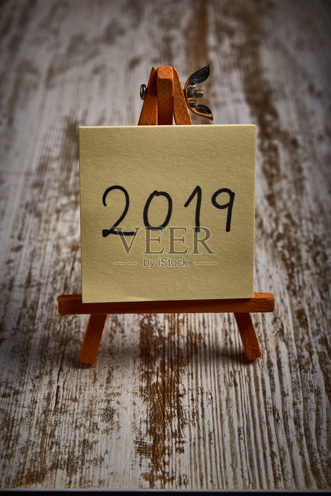 用黄叶写着2019年新年的画架照片摄影图片