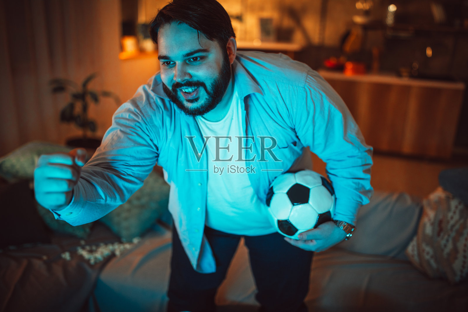 看足球比赛的胖小子照片摄影图片