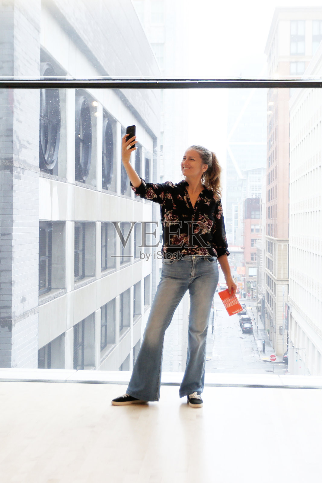 独自前往旧金山的中年妇女,特写照片摄影图片