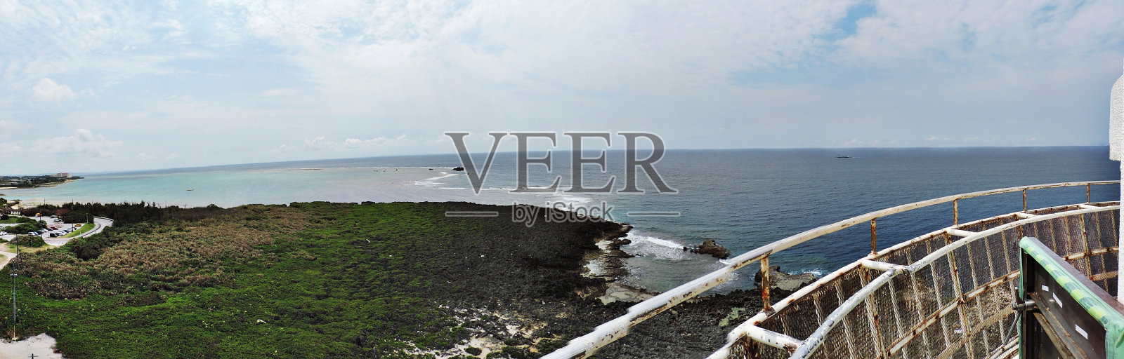 日本冲绳岛赞帕角灯塔周围的风景。照片摄影图片