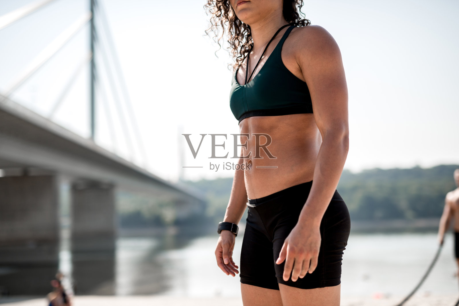 女运动员在海滩上锻炼照片摄影图片