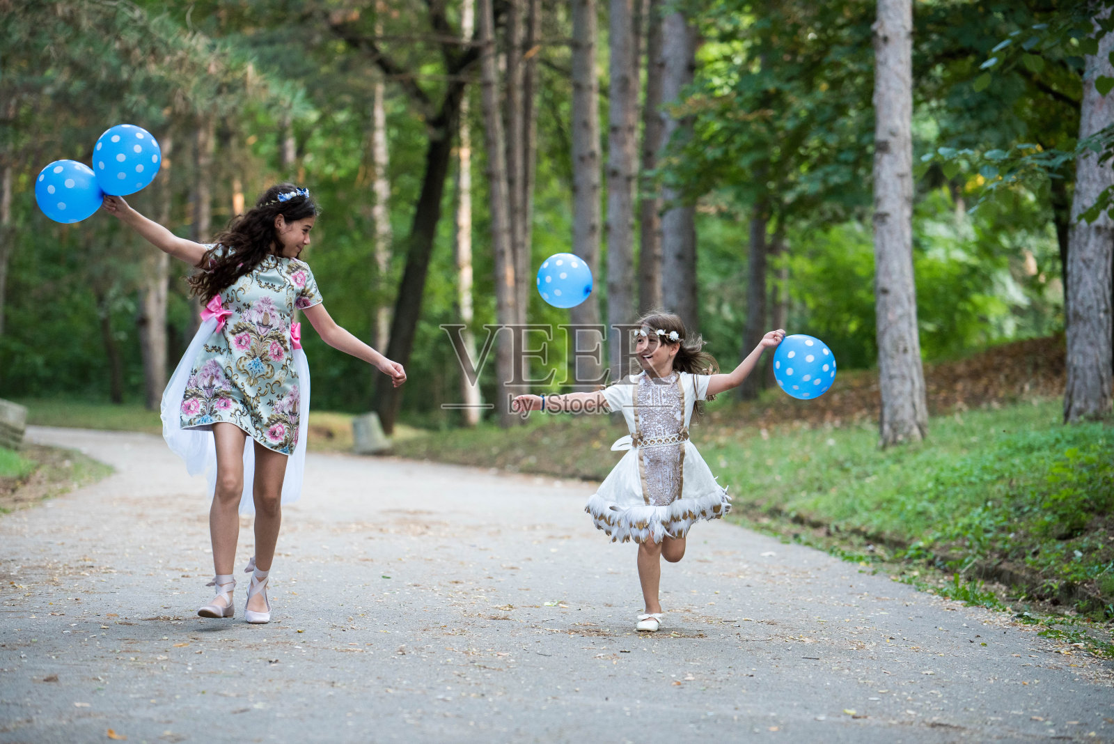 森林里的幸福家庭照片摄影图片