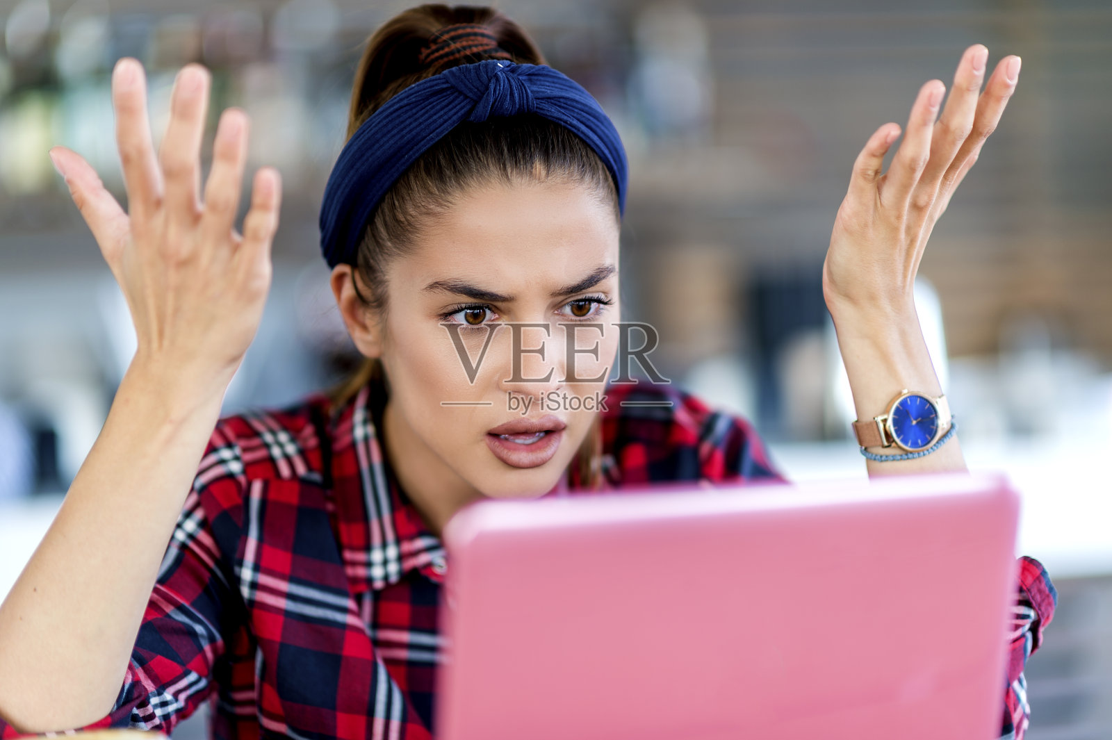 年轻女孩有问题,直到网上购物照片摄影图片