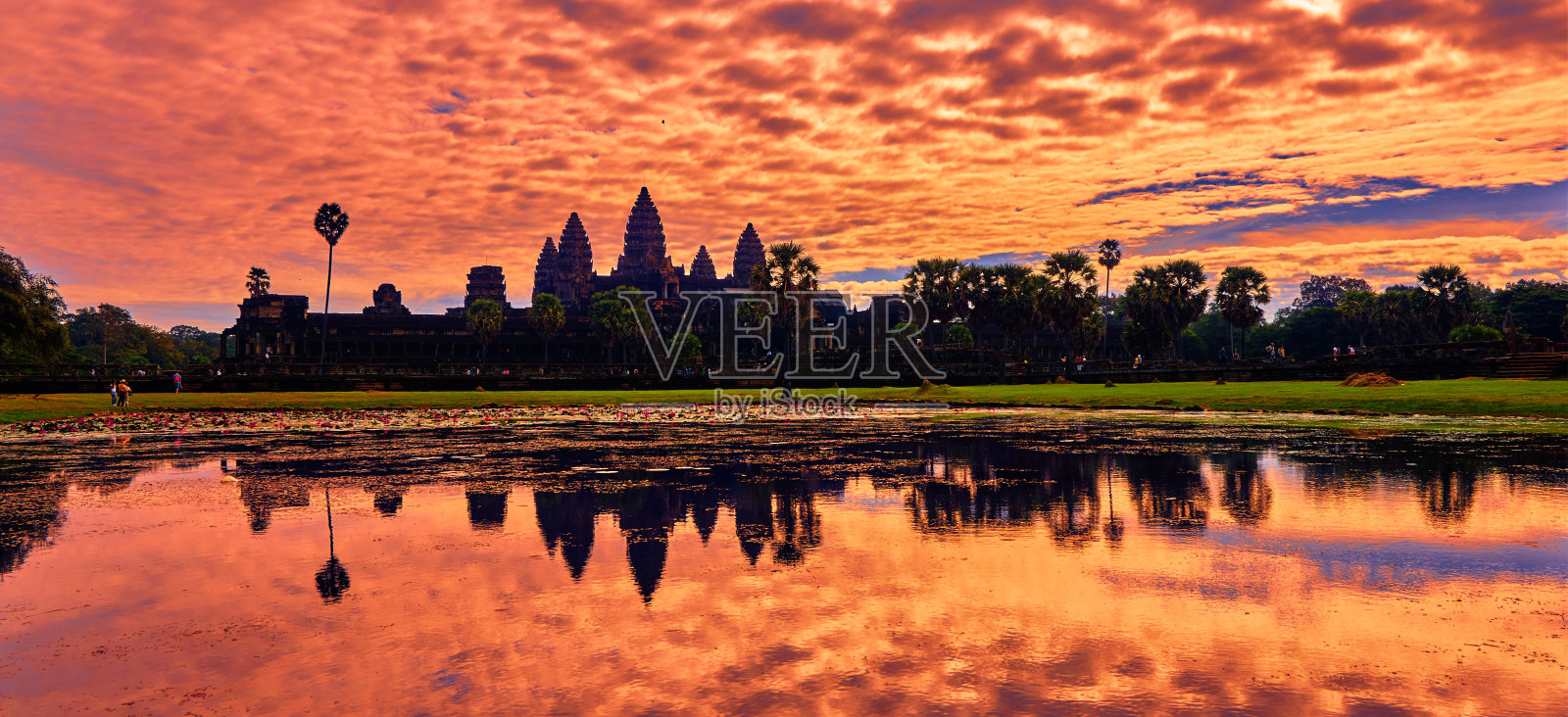 日出时的吴哥窟建筑群,柬埔寨暹粒考古公园,联合国教科文组织世界遗产和热门旅游景点照片摄影图片