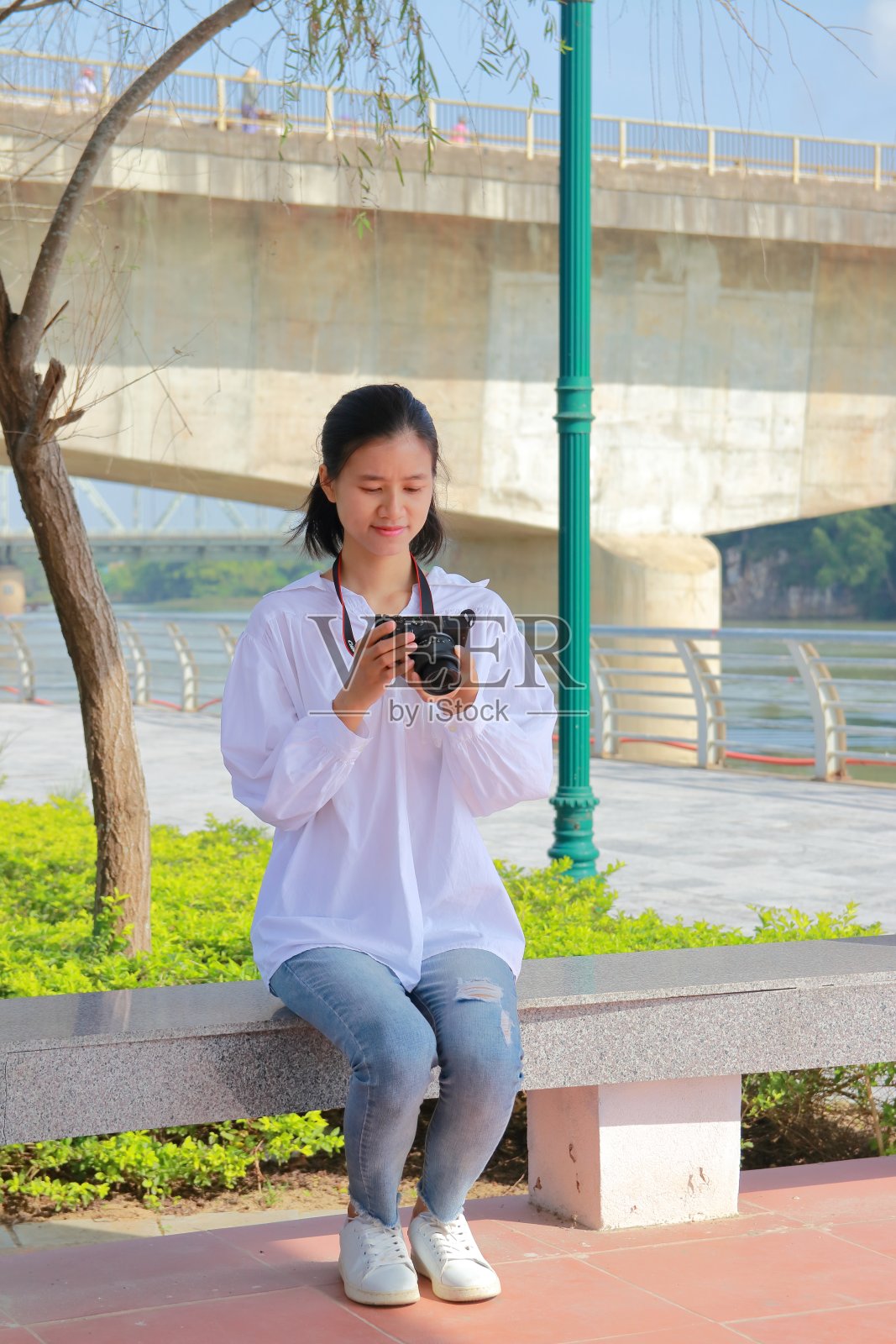 一名前往越南清化咸荣桥的妇女照片摄影图片