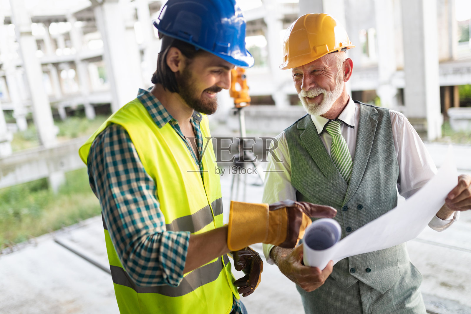 在建筑工地工作的建筑工程师组照片摄影图片