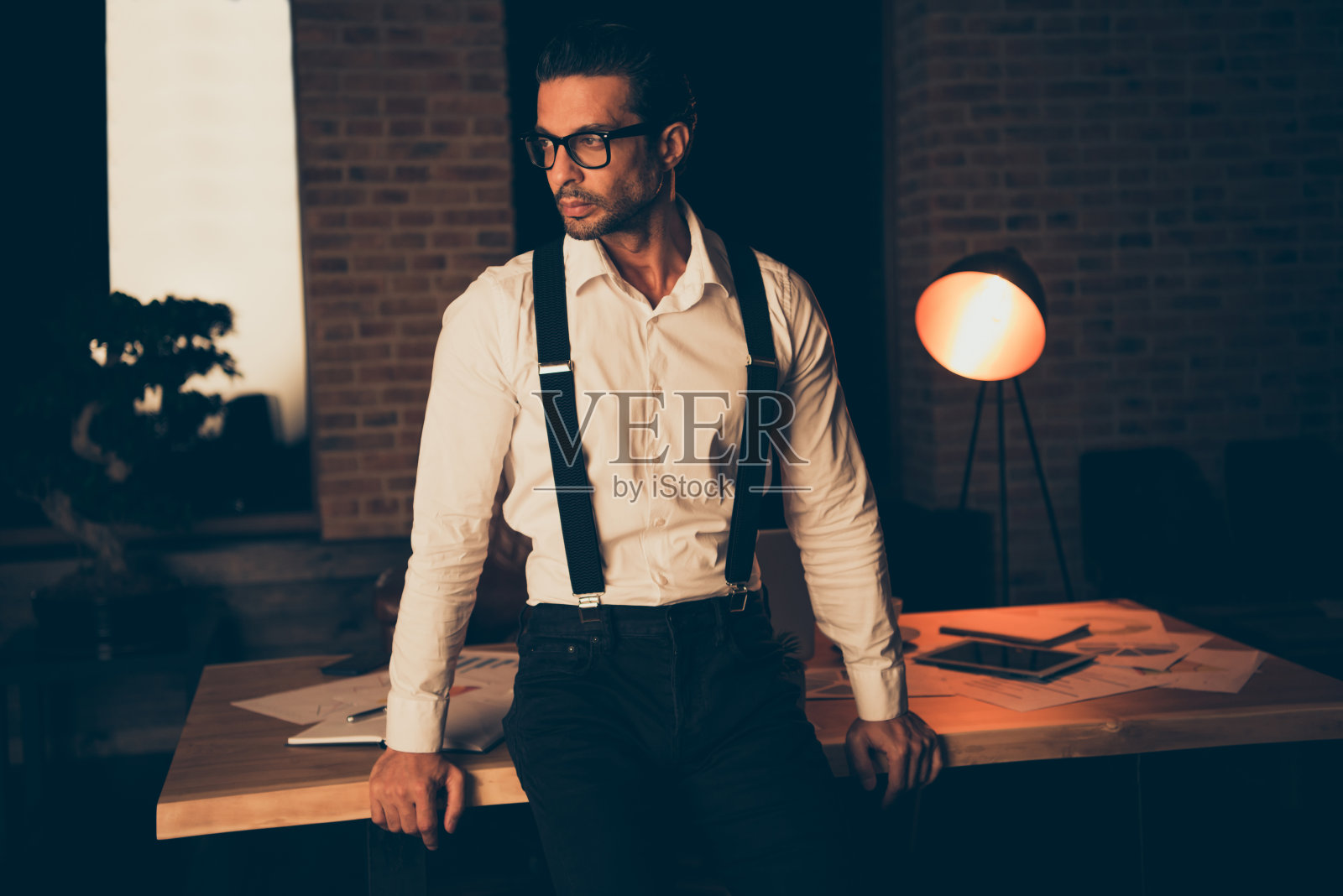 身穿衬衫和吊带的迷人男士照片摄影图片