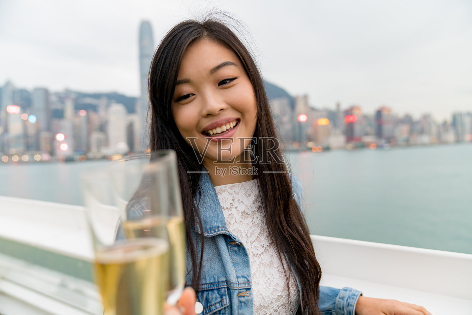 一对年轻夫妇用香槟祝酒的视频照片摄影图片