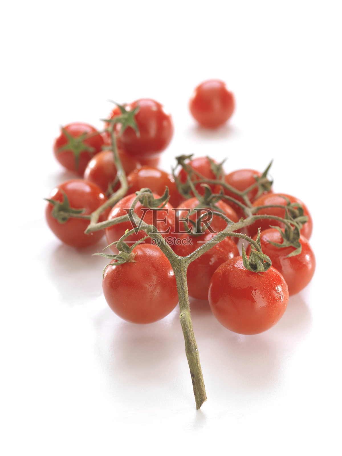 白色背景上的有机番茄。照片摄影图片